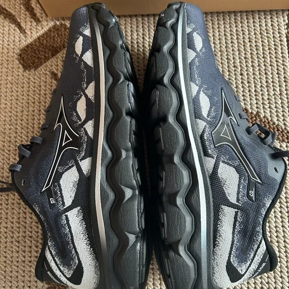 Mizuno Men's Gray and Black Athletic Shoes. Brand new with box 🤗 - Picture 6 of 10